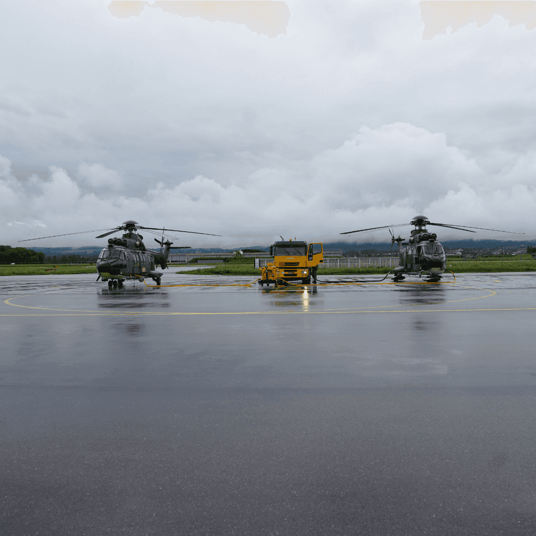 Zwei Super Pumas stehe bei regnerischem Wetter auf der Airbase Payerne am Boden