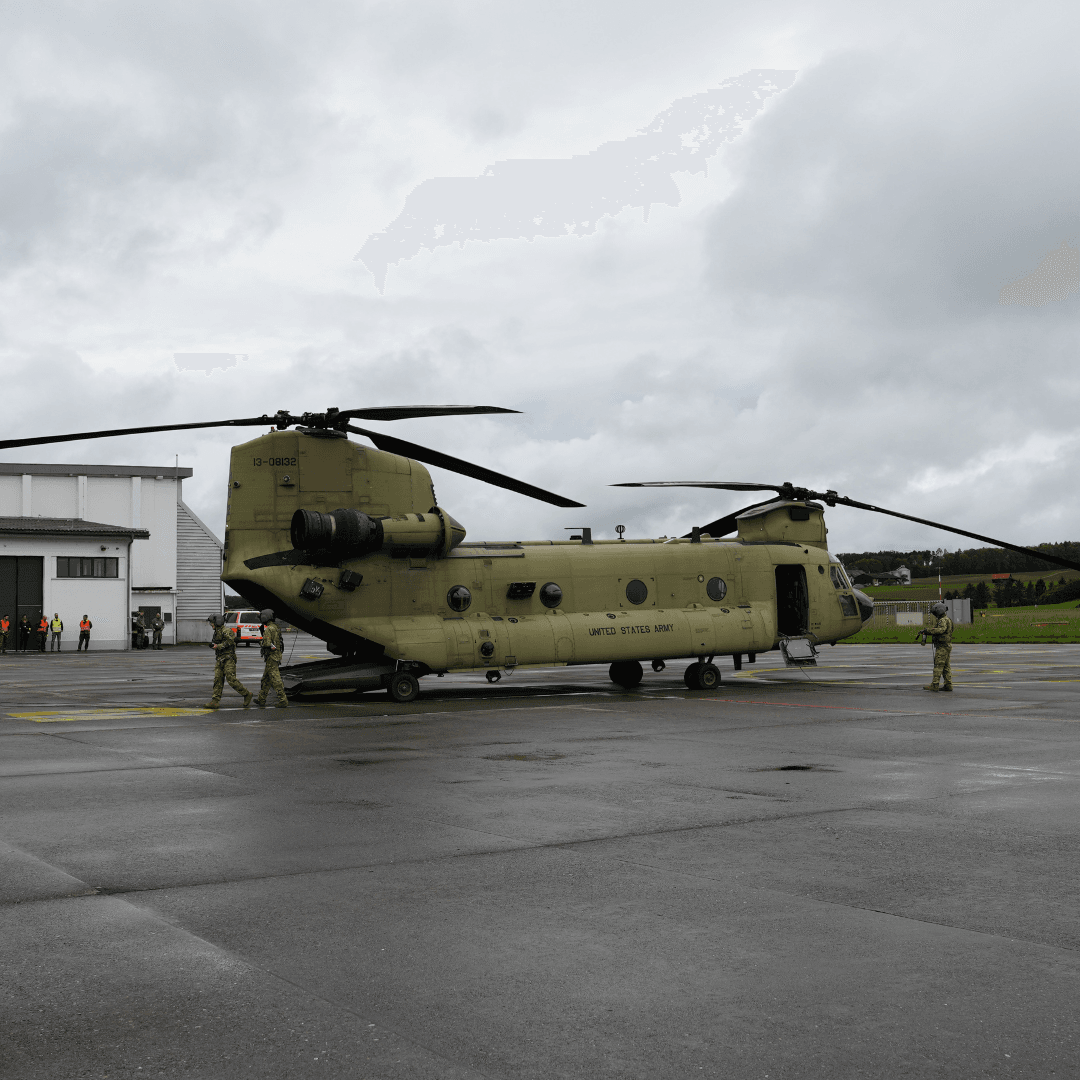 Ein Chinook der US Air Force am Bodenden beim be- und entladen