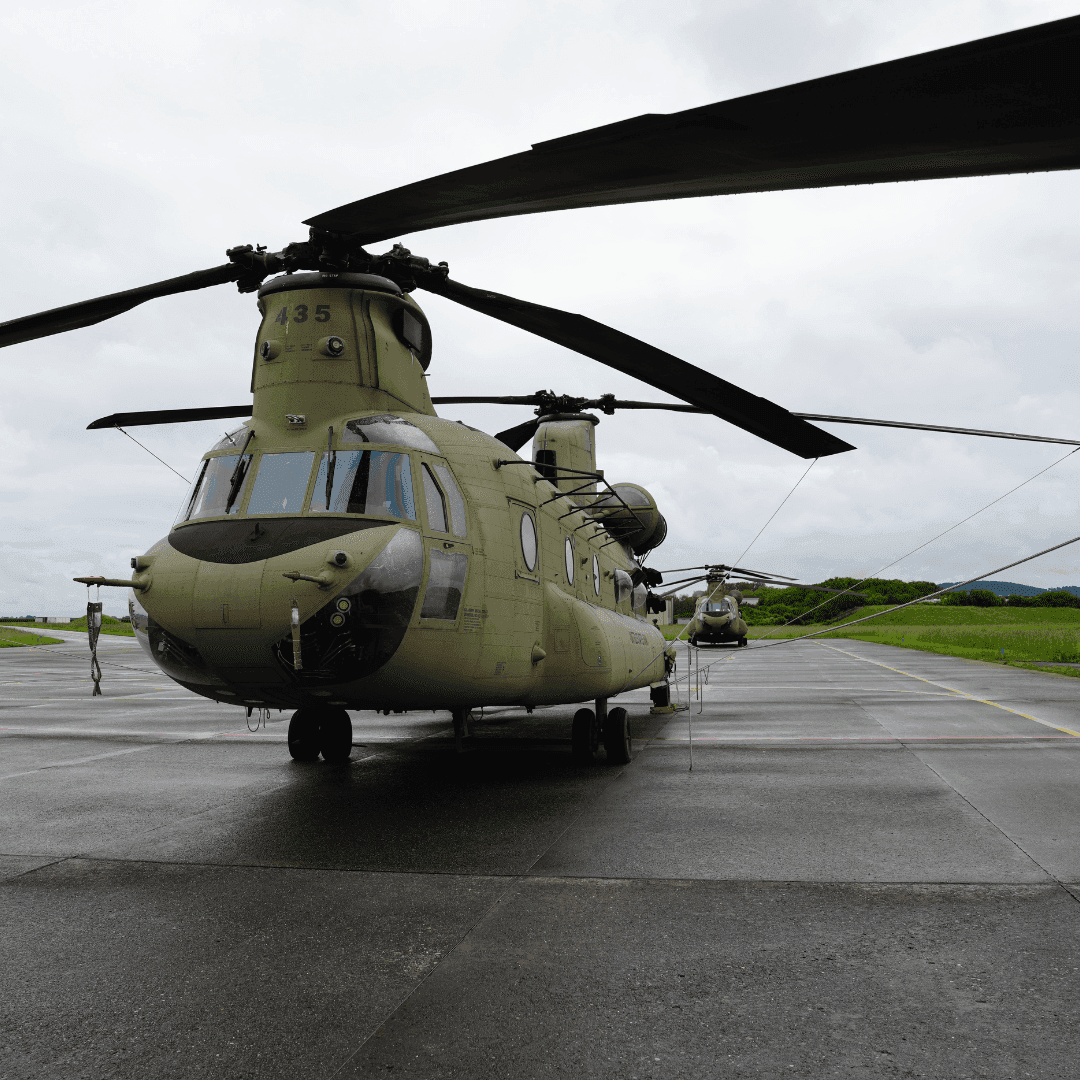 Ein Chinook der US Air Force auf einem Flugplatz