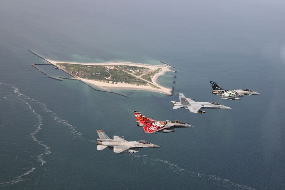 4 Kampfjets über der Meer und einer Insel