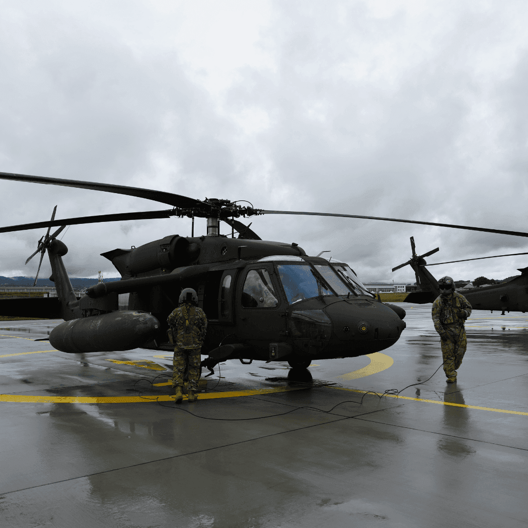 Ein Black Hawk der US Air Force mit ihrer Groundcrew