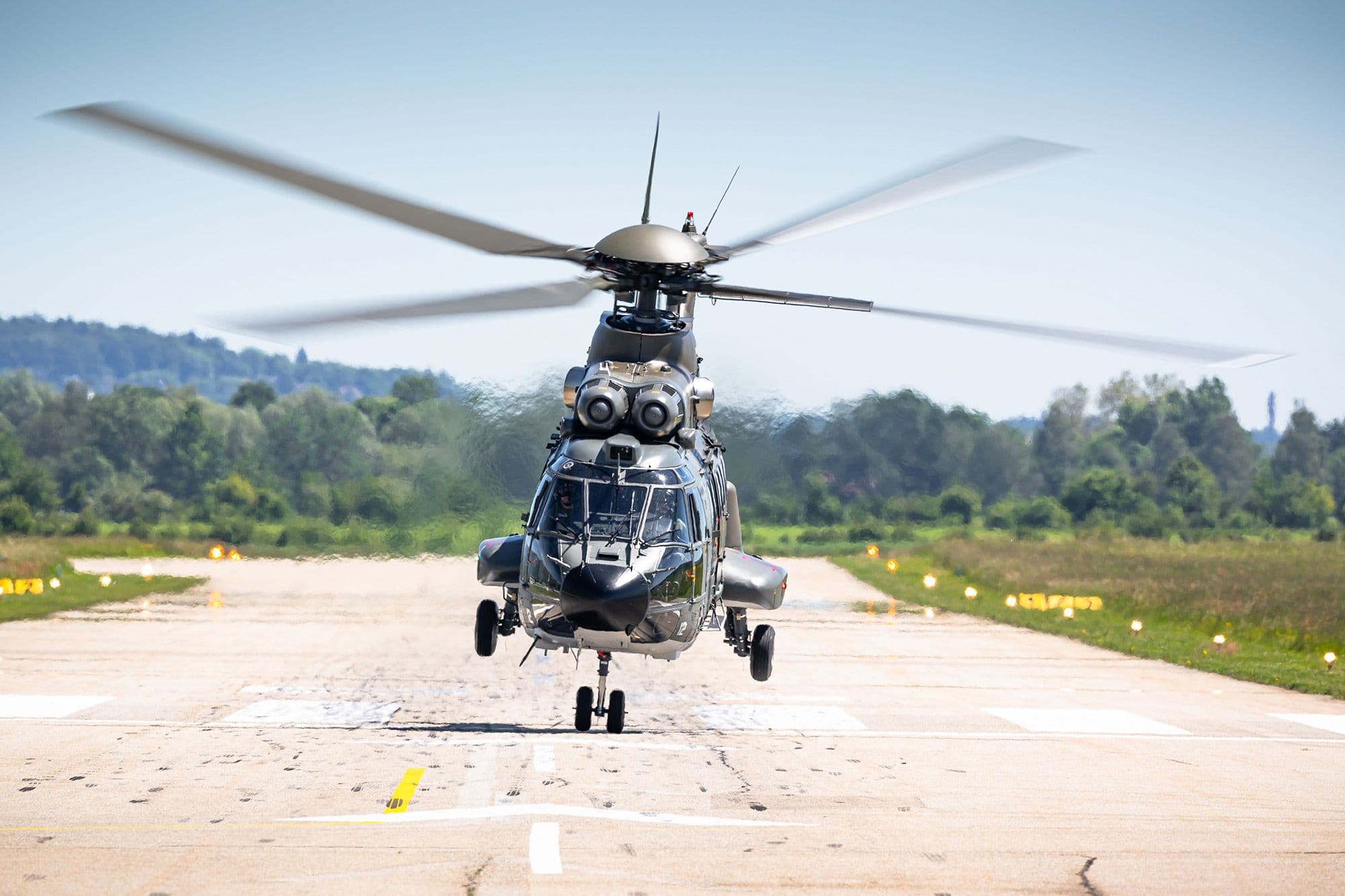 Ein startender Super Puma auf einer Landebahn