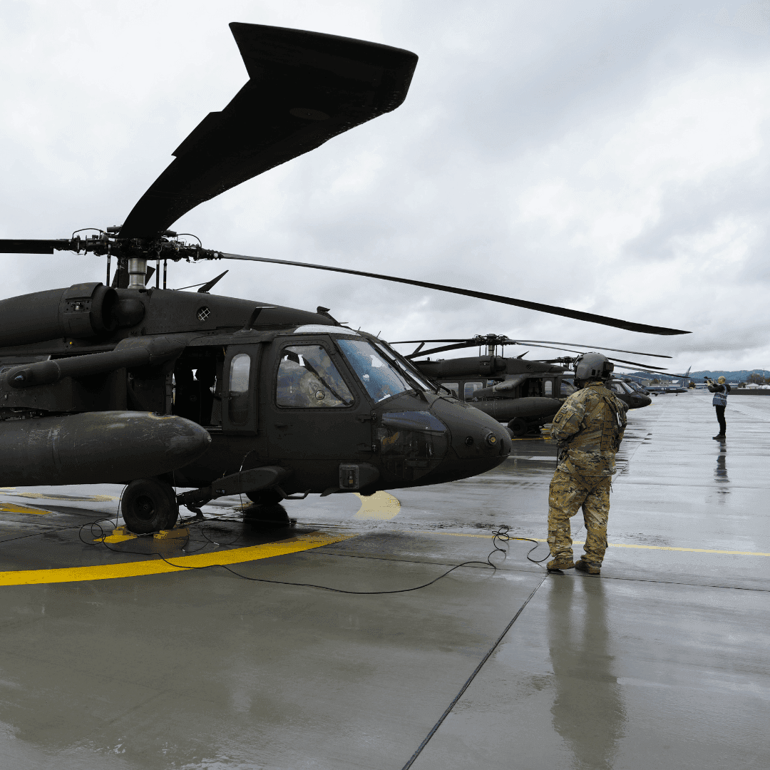 Ein Loadmaster steht vor einem Black Hawk der US Air Force