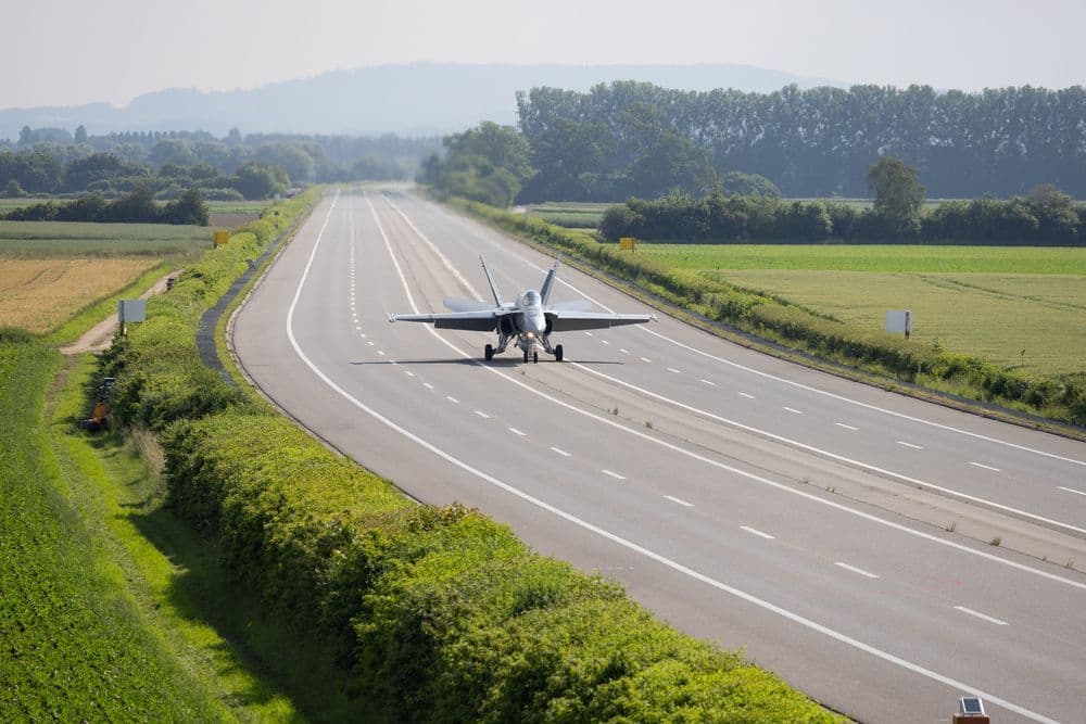 Ein Kampfjet nach der Landung auf der Autobahn A1 