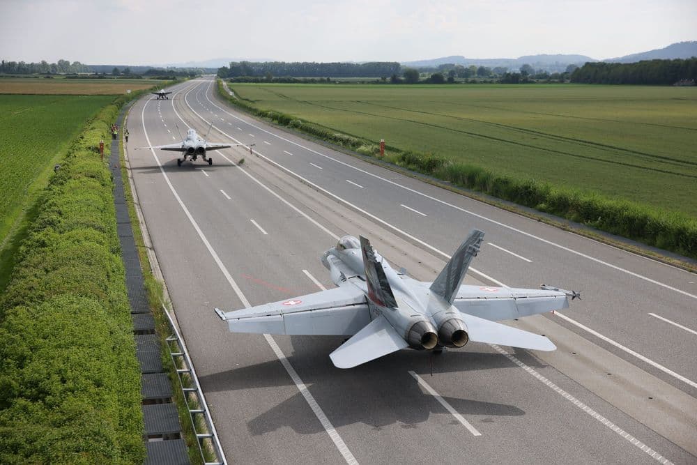 3 F/A-18 sind auf der Autobahn A1 in der Schweiz aufliniert.