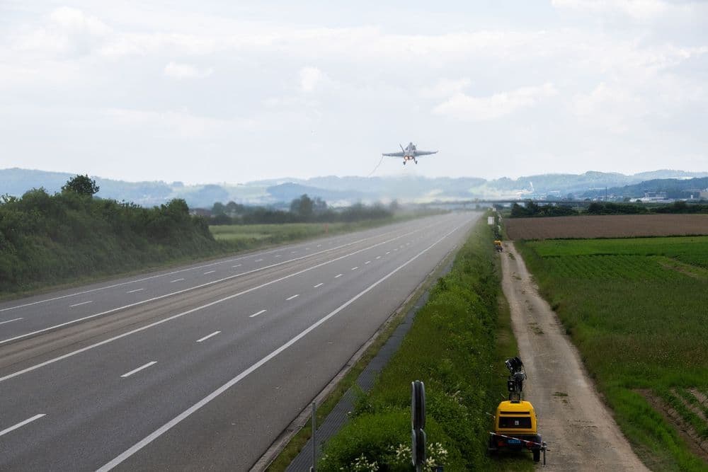 Ein F/A-18 startet auf der Autobahn A1