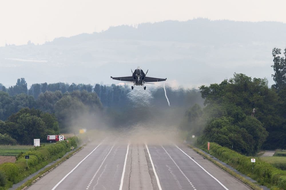 Ein F/A-18 im Landeanflug auf die Autobahn A1