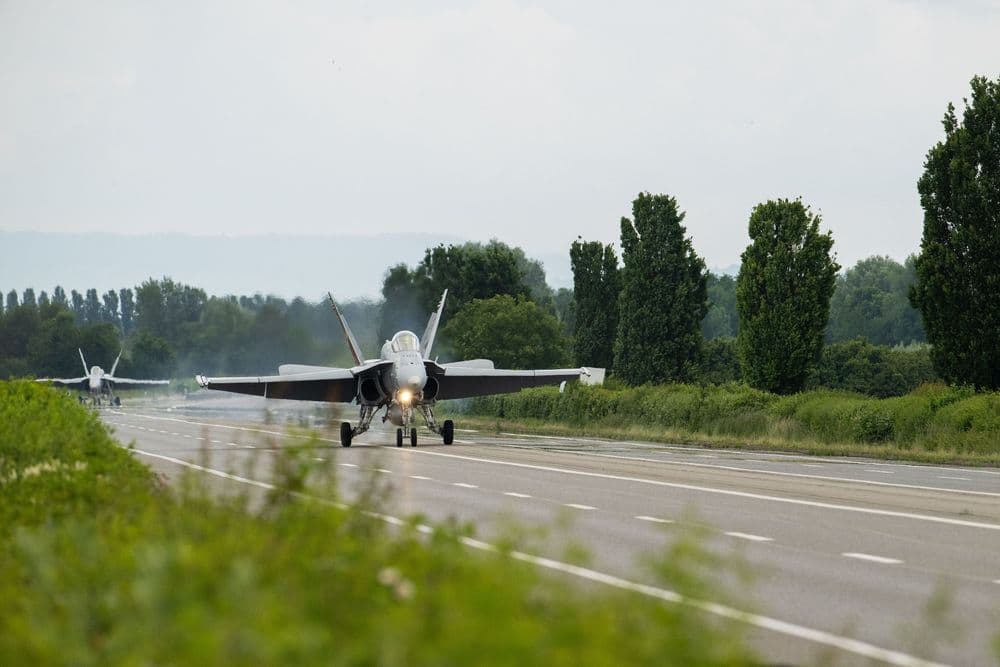 Zwei F/A-18 rollen auf der Autobahn A1 zum mobilen Hangar.