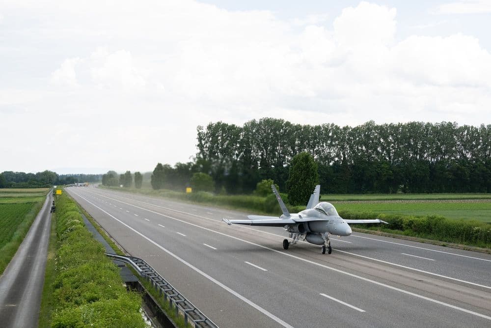 Ein bereits gelandeter F/A-18 auf der Autobahn A1 nach der Landung.