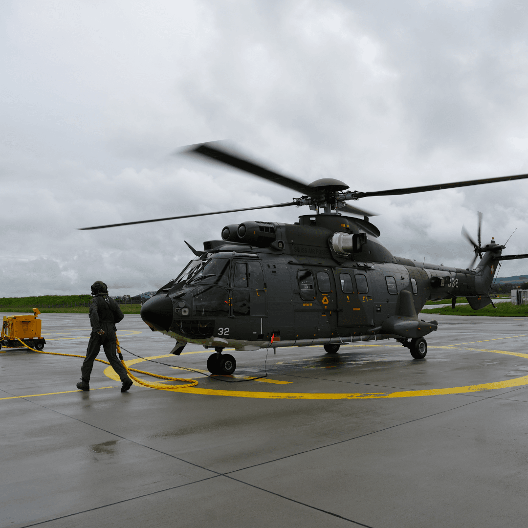 Ein Super Puma auf der Air Base in Payerne bei regnerischem Wetter