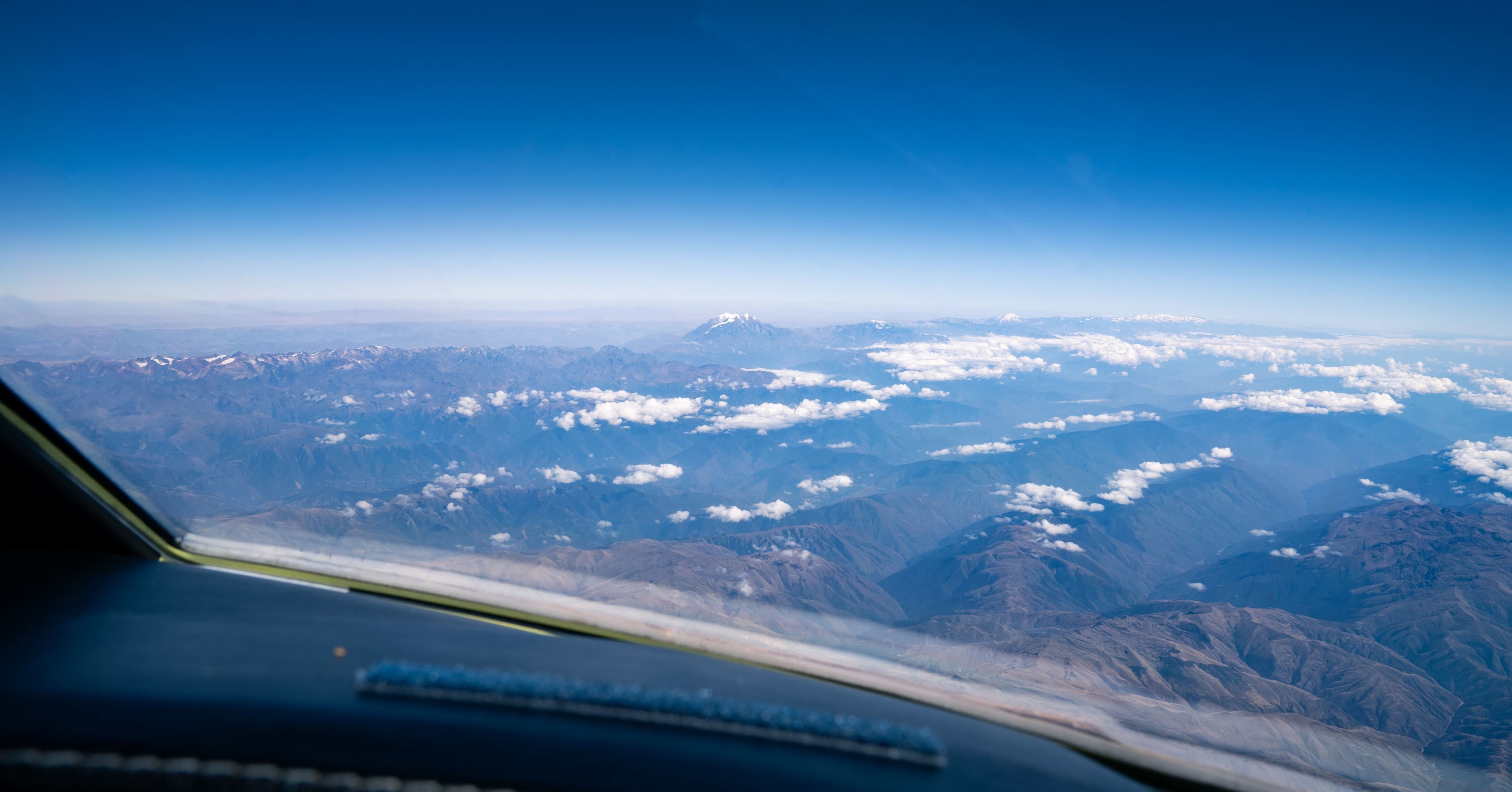 Blick aus dem Cockpit auf die Anden