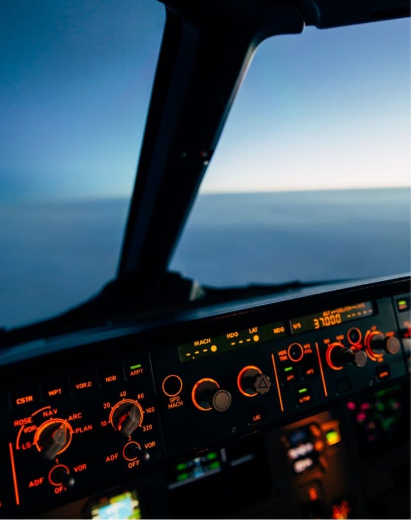 Cockpit mit Blick nach draussen bei Dämmerung