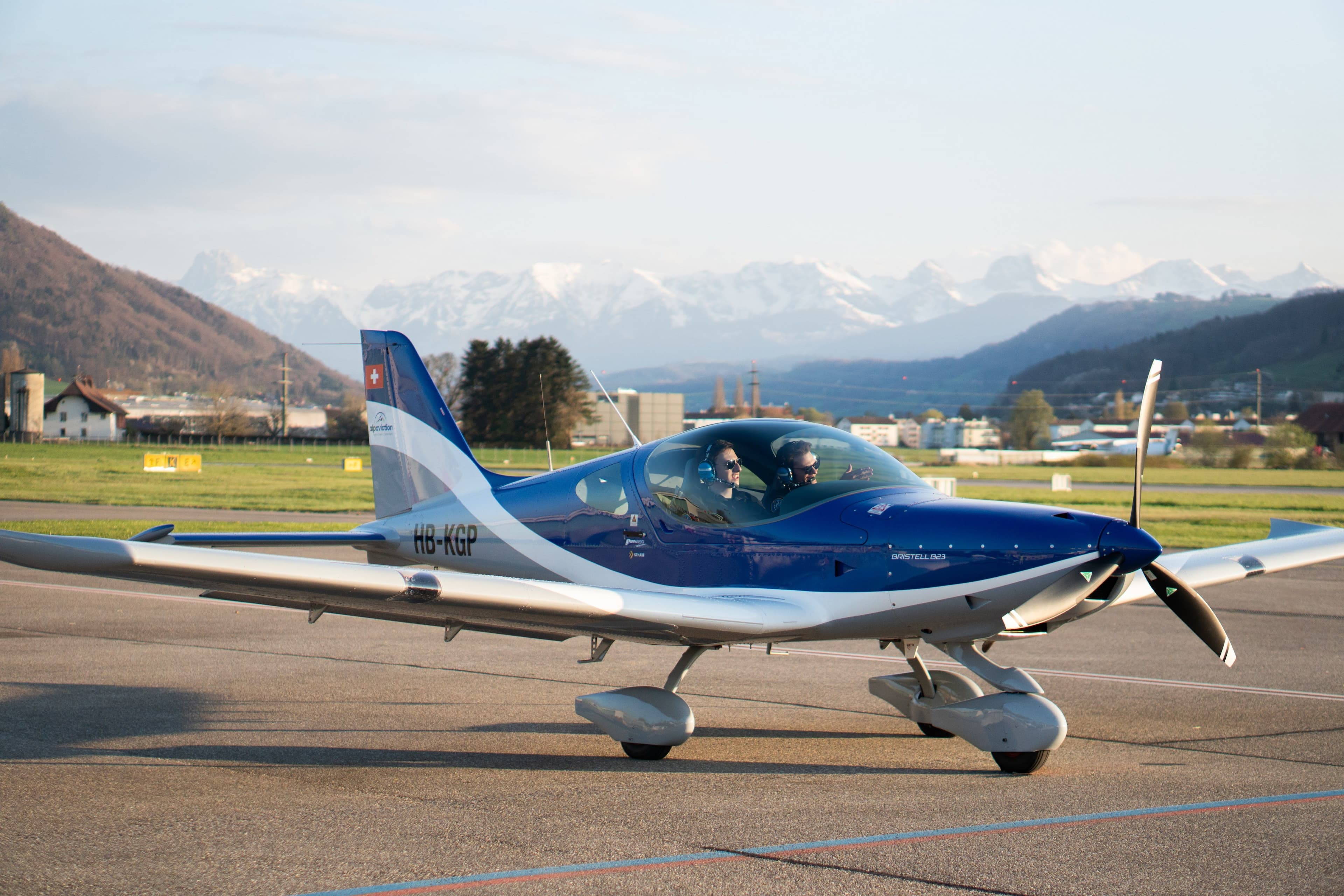 Ein Flugzeug auf dem Flugplatz Bern-Belp
