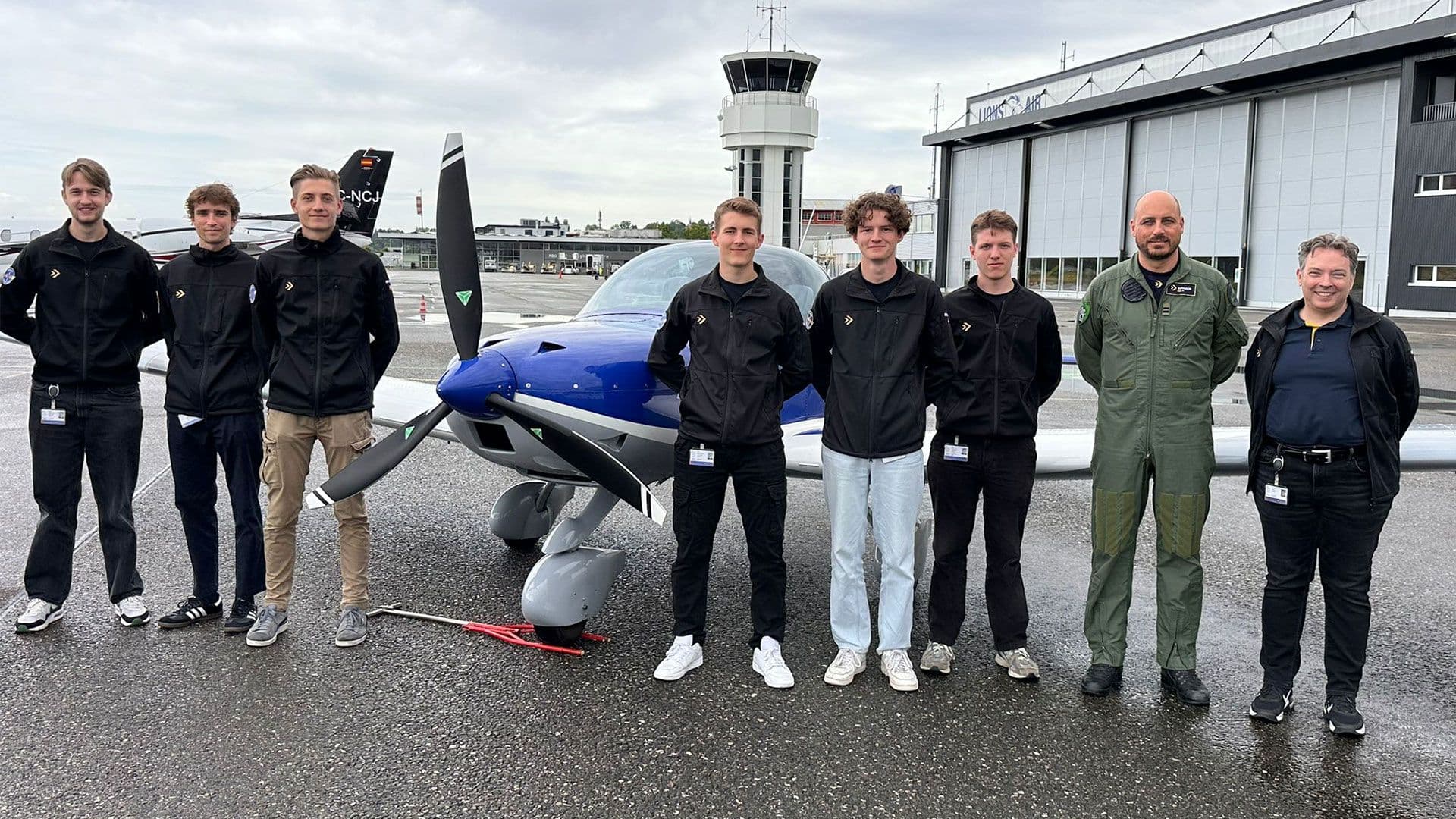 SPHAIR Teilnehmende auf dem Flugplatz Bern-Belp während ihrem Pilotenpraktikum