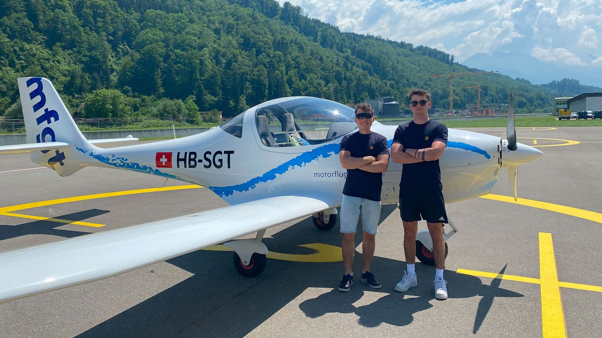 2 SPHAIR Teilnehmende vor einem Flugzeug auf dem Flugplatz Alpnach