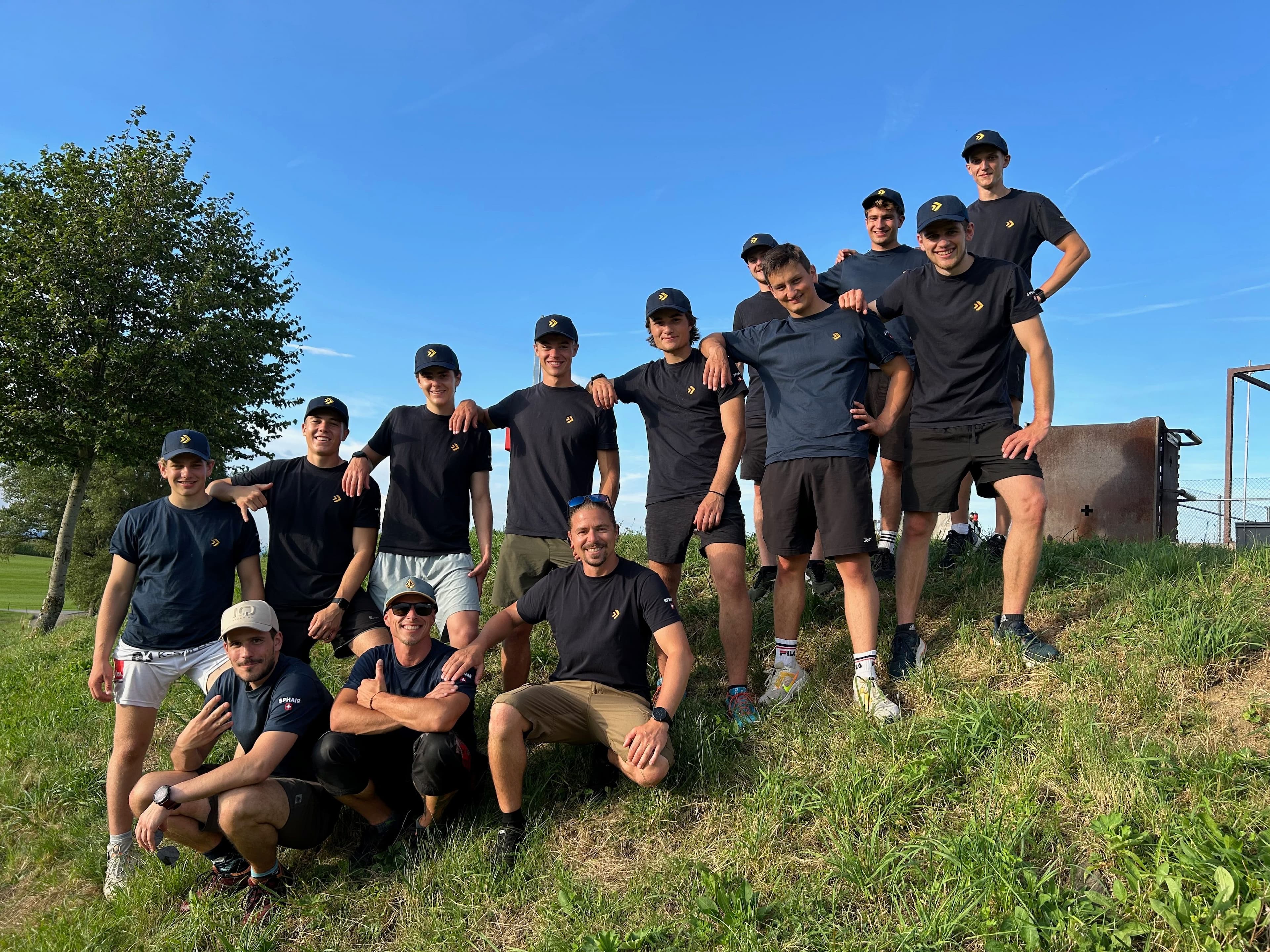 Die Teilnehmenden stehen in zwei Reihen für ein Gruppenfoto zusammen