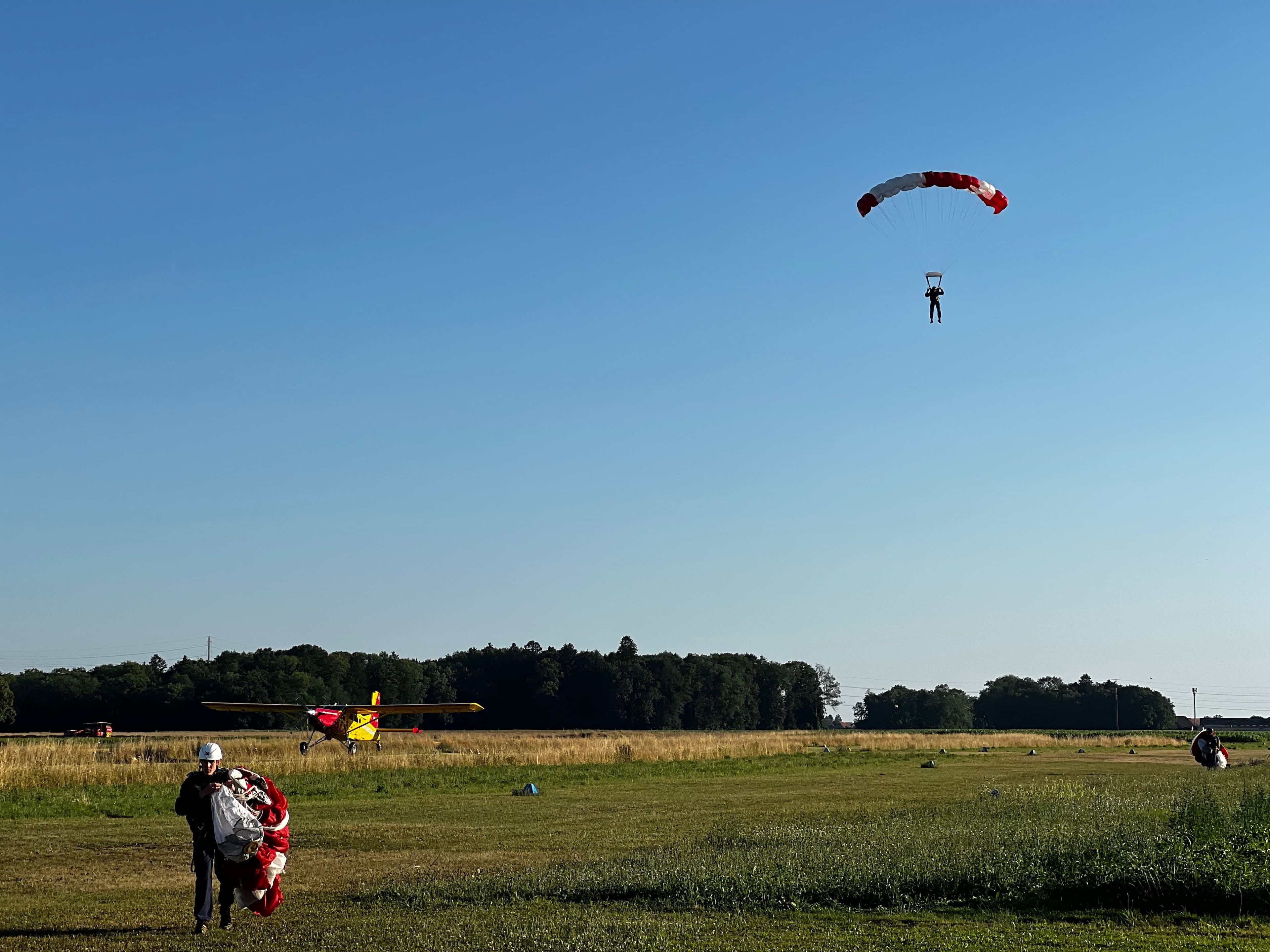 Fallschirmspringer im Landeanflug