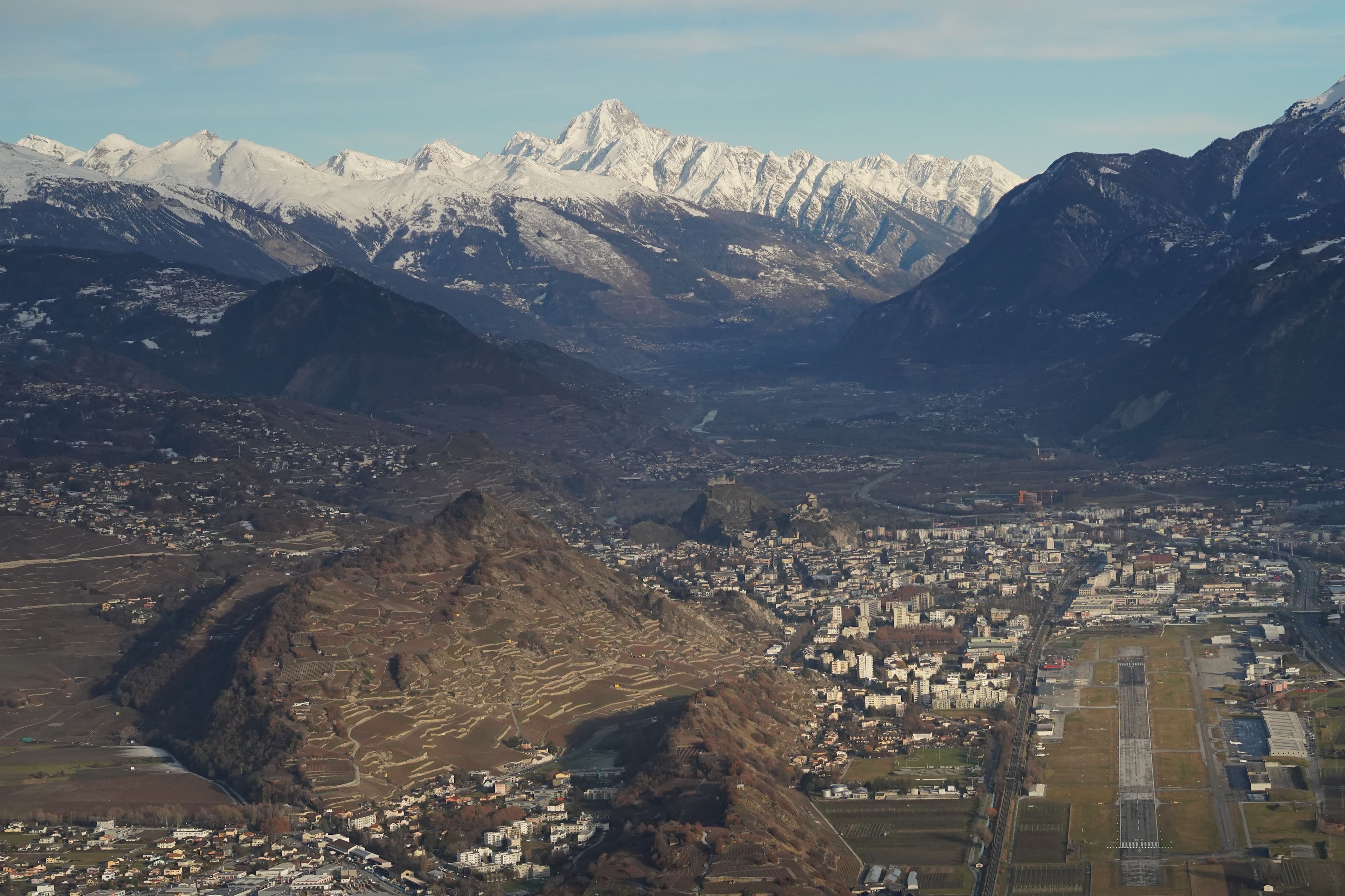 Blick aus dem Flugzeug auf den Flugplatz Sion.