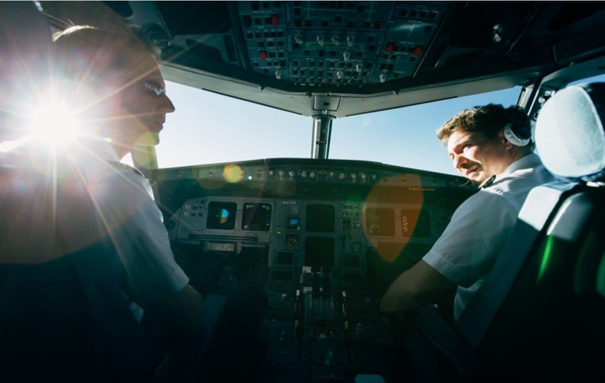 Piloten im Cockpit