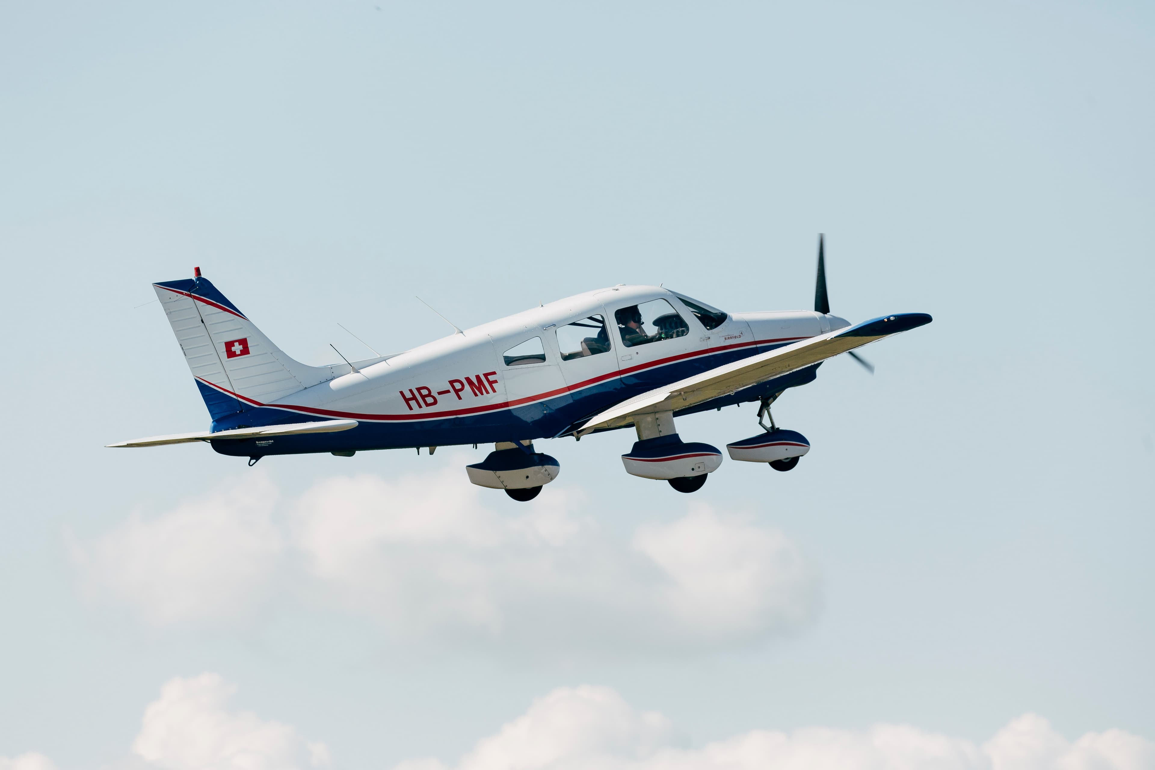 Flugzeug mit Wolken im Hintergrund