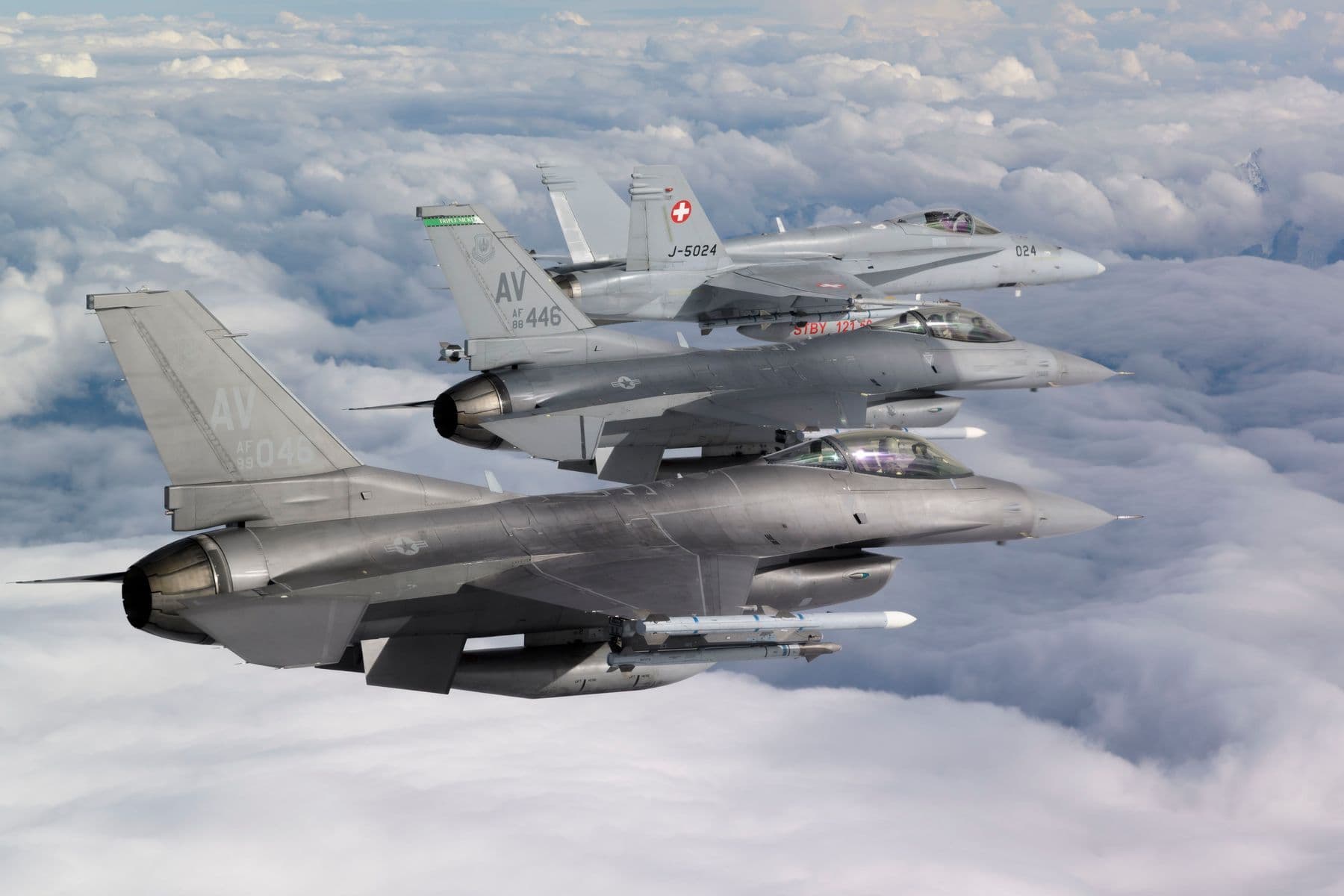3 Kampfjets fliegen in Formation über Wolkendecke