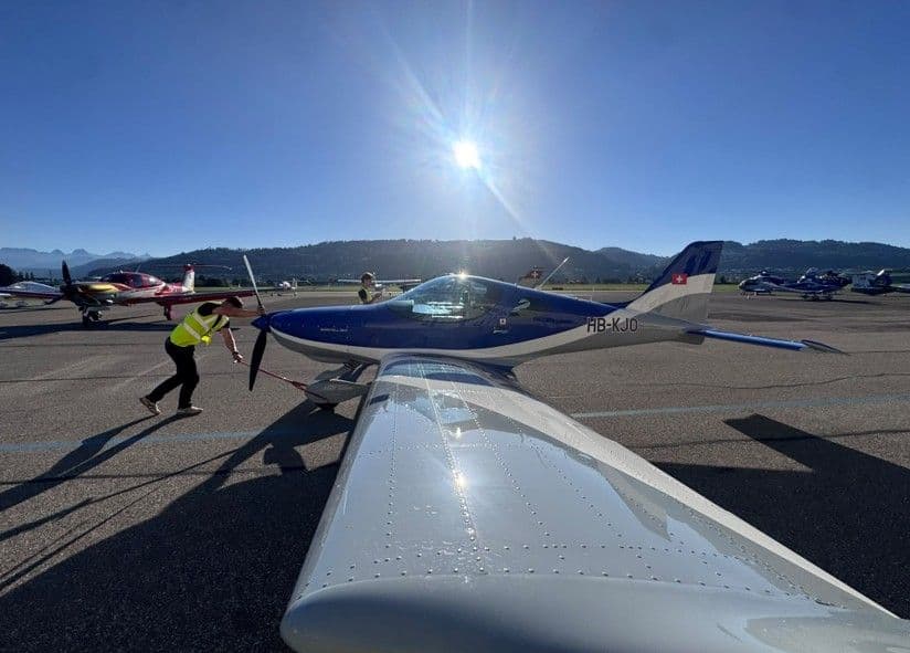 Kandidat bereitet Flugzeug vor