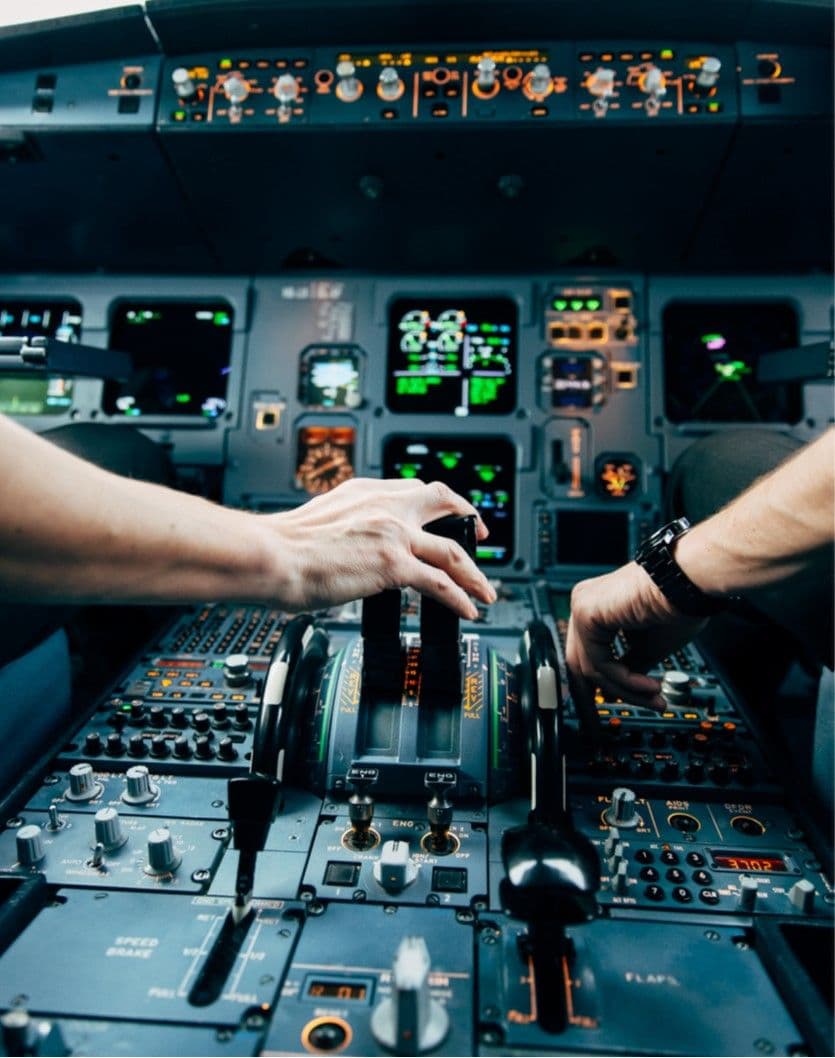 Der Pilot betätigt den Schubhebel um zu starten.