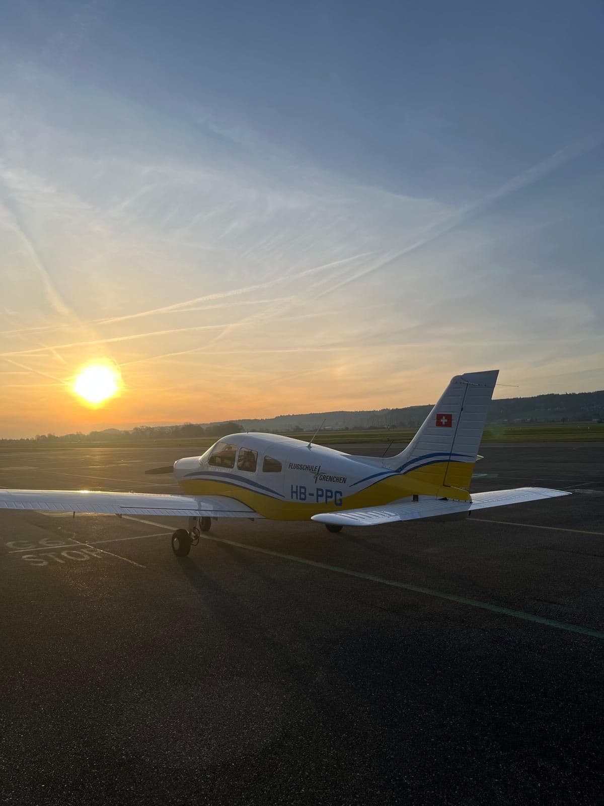 Flugzeug bei Sonnenuntergang