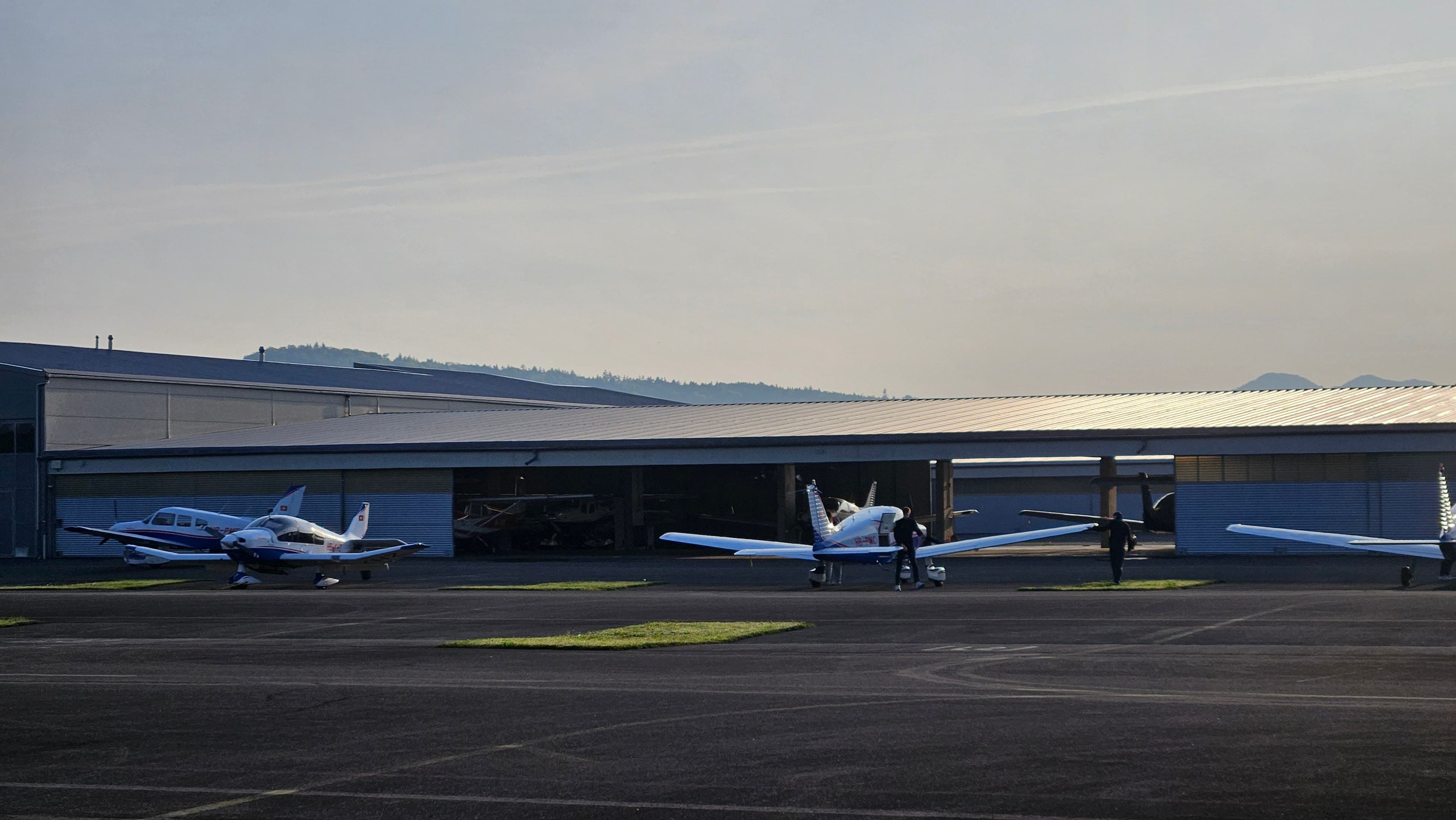 Flugplatz mit Hangargebäude
